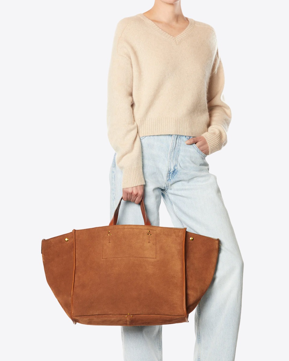 Cabas L&eacute;on L J&eacute;r&ocirc;me Dreyfuss en cuir su&eacute;d&eacute; caramel, port&eacute; &agrave; la main.