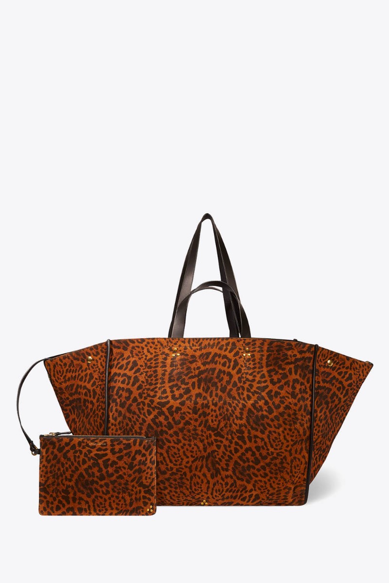 Sac cabas L&eacute;on L J&eacute;r&ocirc;me Dreyfuss en cuir su&eacute;d&eacute; imprim&eacute; "Chat Sauvage". Vue de face avec la anse courte pour un port&eacute; main et la anse longue pour un port&eacute; &eacute;paule. Pochette assortie. 