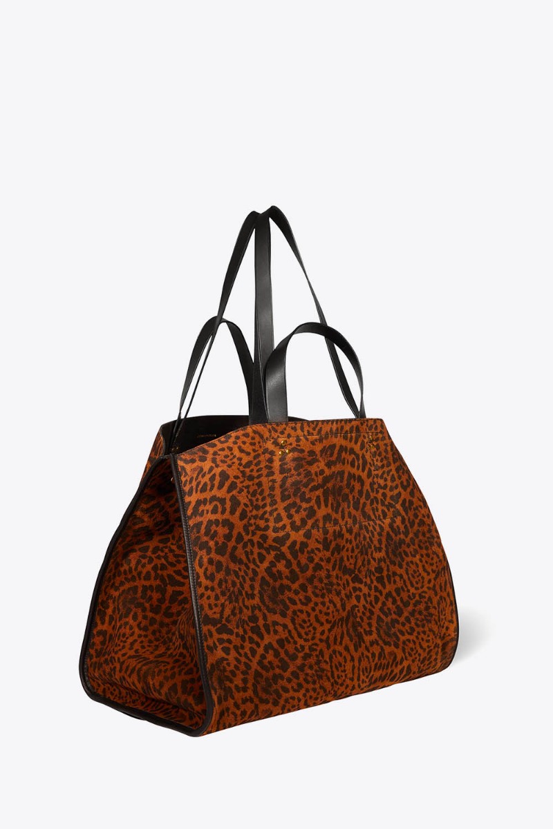 Sac cabas L&eacute;on L J&eacute;r&ocirc;me Dreyfuss en cuir su&eacute;d&eacute; imprim&eacute; "Chat Sauvage". Vue de profil avec la anse courte pour un port&eacute; main et la anse longue pour un port&eacute; &eacute;paule. C&ocirc;t&eacute;s rentr&eacute;s pour une forme plus carr&eacute;e. 