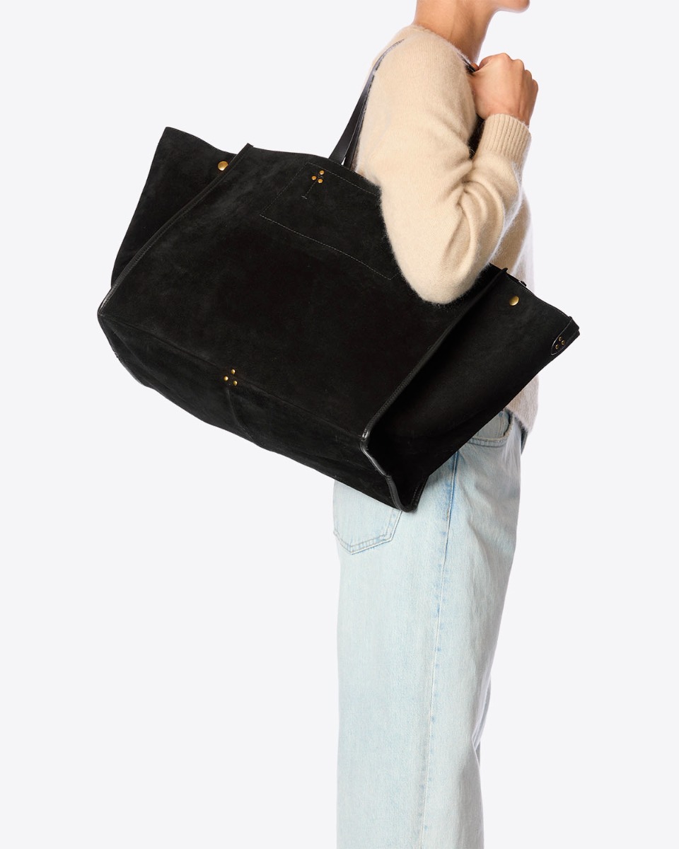 Cabas large en cuir suédé noir Léon L Jérôme Dreyfuss porté à l'épaule.