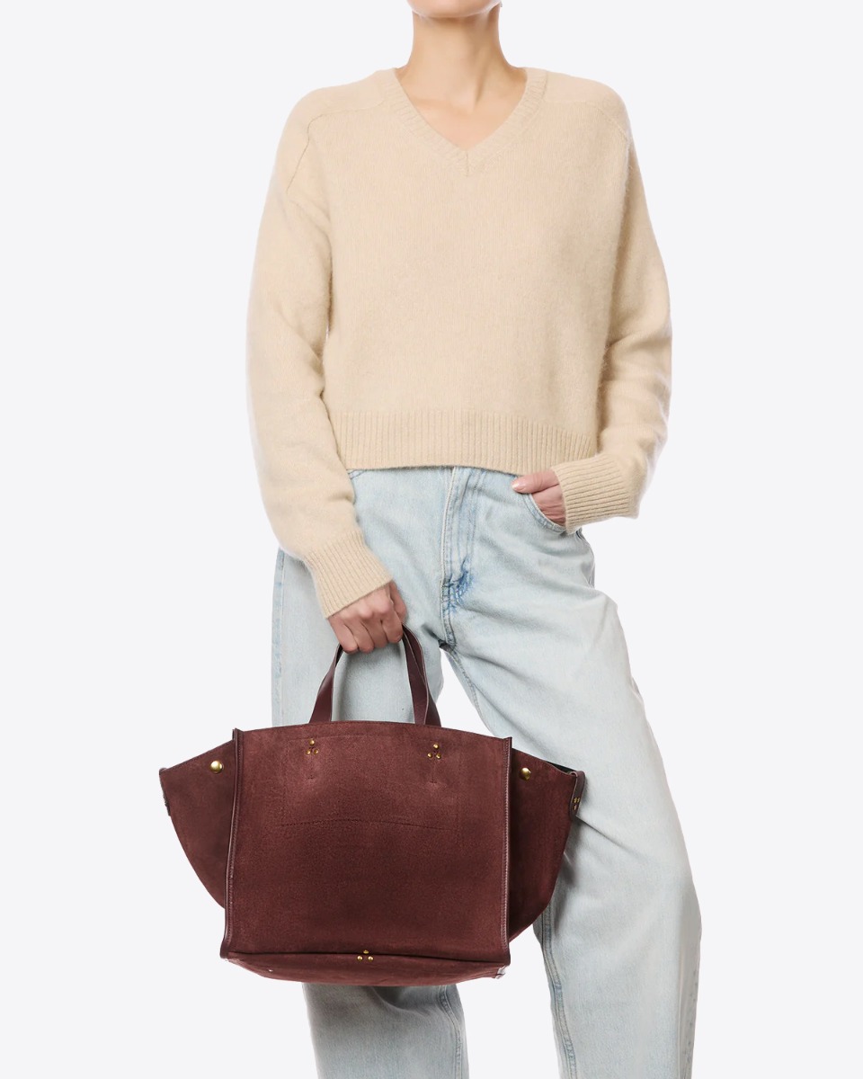 Sac cabas L&eacute;on M J&eacute;r&ocirc;me Dreyfuss en cuir su&eacute;d&eacute; br&ucirc;l&eacute;, port&eacute; de face &agrave; la main.