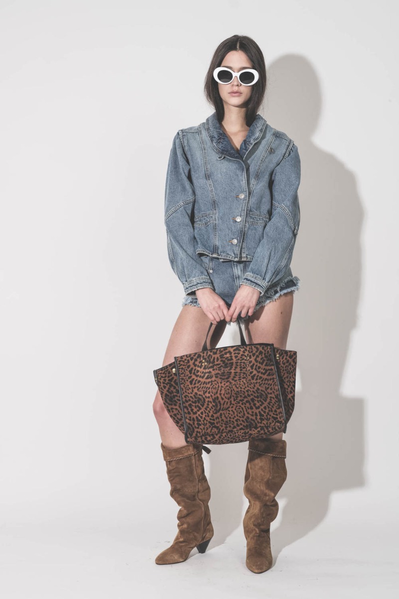 Sac cabas Léon M Jérôme Dreyfuss en cuir suédé imprimé à motif de chat sauvage, porté à la main.