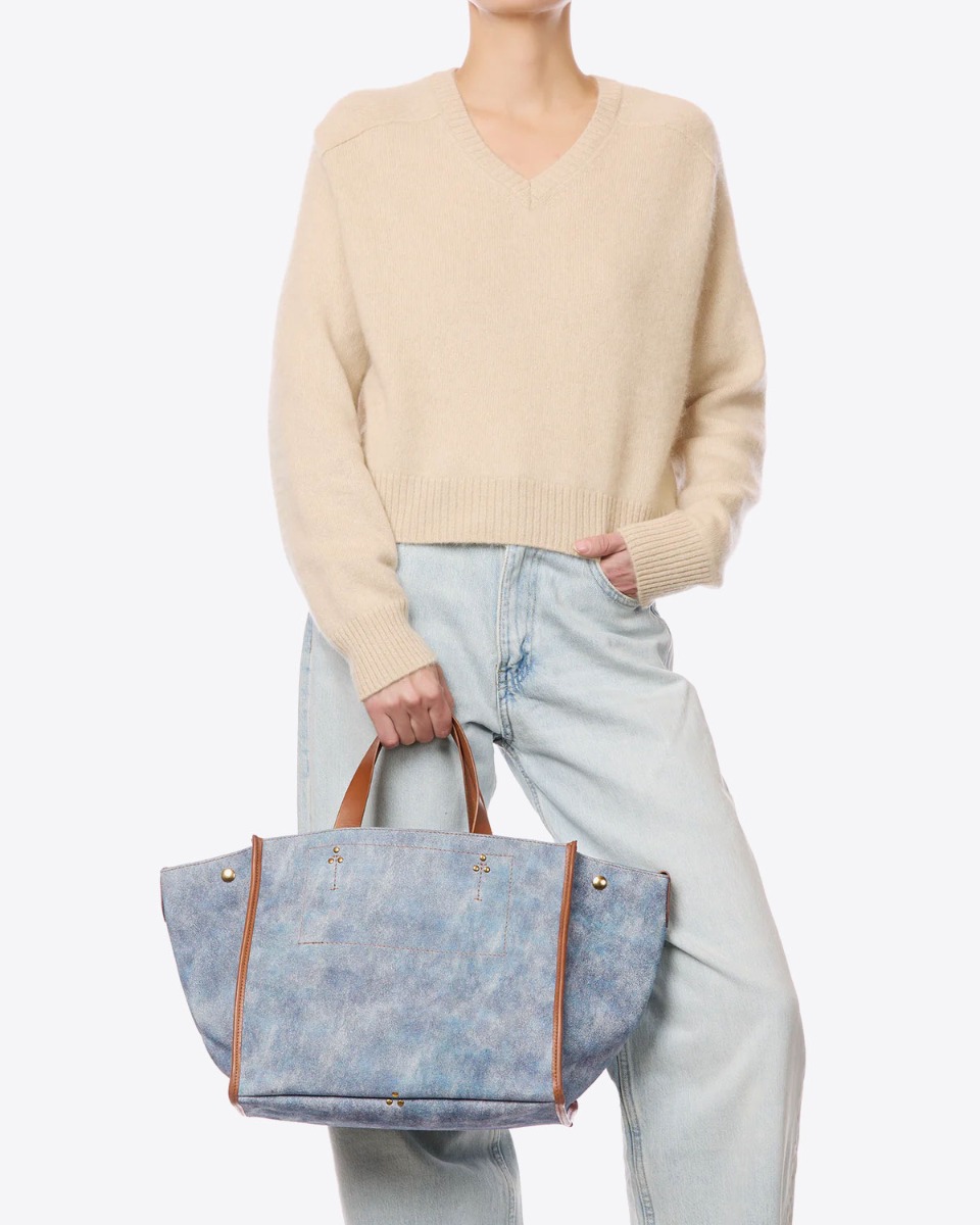 Sac cabas L&eacute;on M J&eacute;r&ocirc;me Dreyfuss en cuir su&eacute;d&eacute; jean d&eacute;lav&eacute;, port&eacute; de face &agrave; la main.