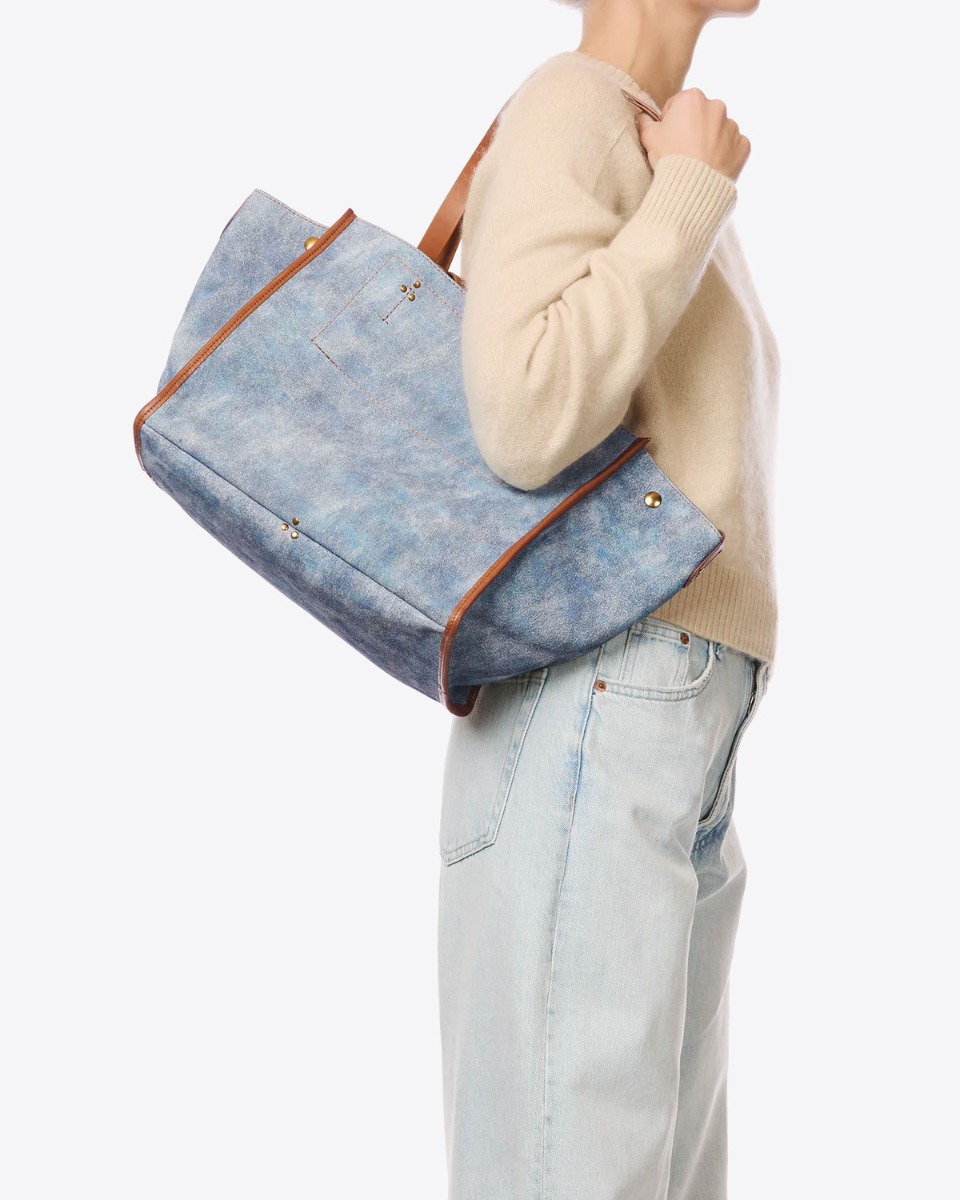 Sac cabas L&eacute;on M J&eacute;r&ocirc;me Dreyfuss en cuir su&eacute;d&eacute; jean d&eacute;lav&eacute;, port&eacute; &agrave; l'&eacute;paule.