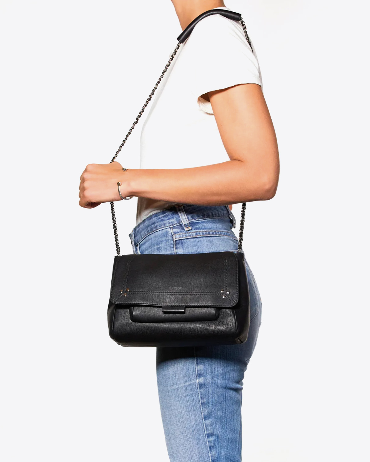 Sac moyen format Lulu M Jérôme Dreyfuss en cuir noir finition silver. Porté profil. 
