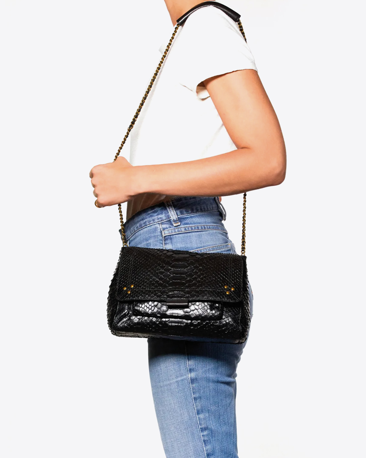 Sac Lulu M Jérôme Dreyfuss en cuir python noir. Vue porté épaule 