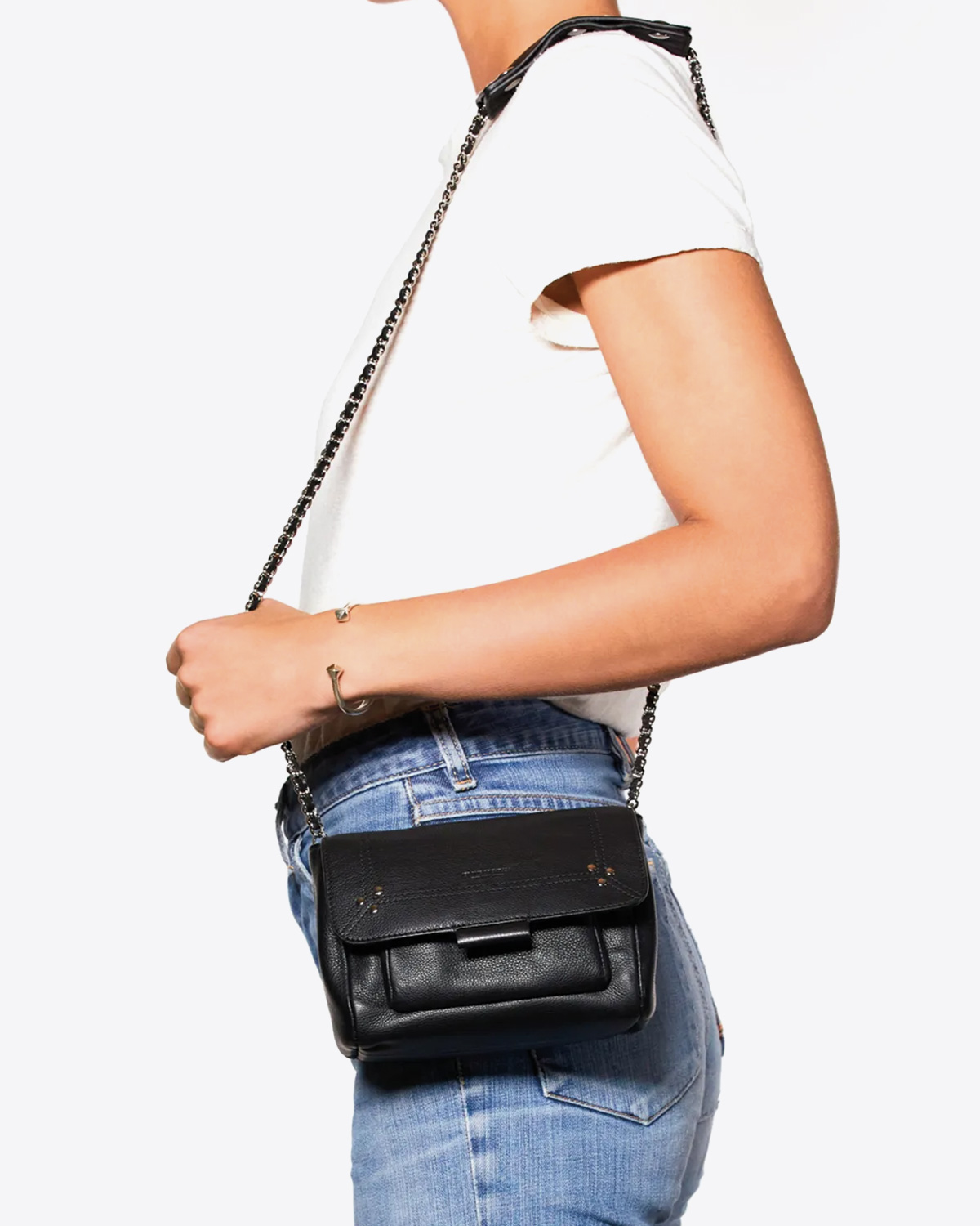Sac bandoulière chaine cuir de veau noir silver Jérôme Dreyfuss. Vue porté épaule.
