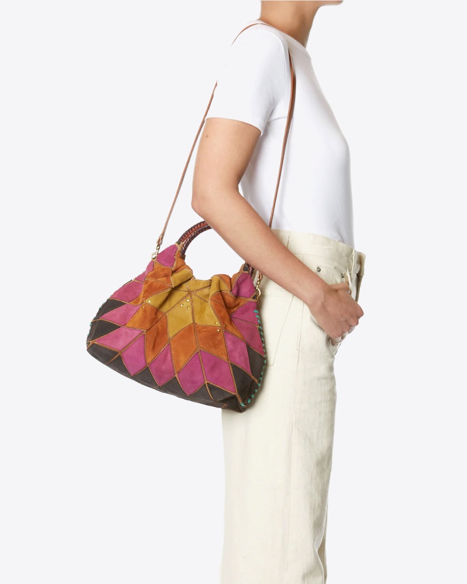 Sac Gordi M Jérôme Dreyfuss en patchwork de cuir suédé orange, jaune et rose "Coucher du soleil" porté à l'épaule.