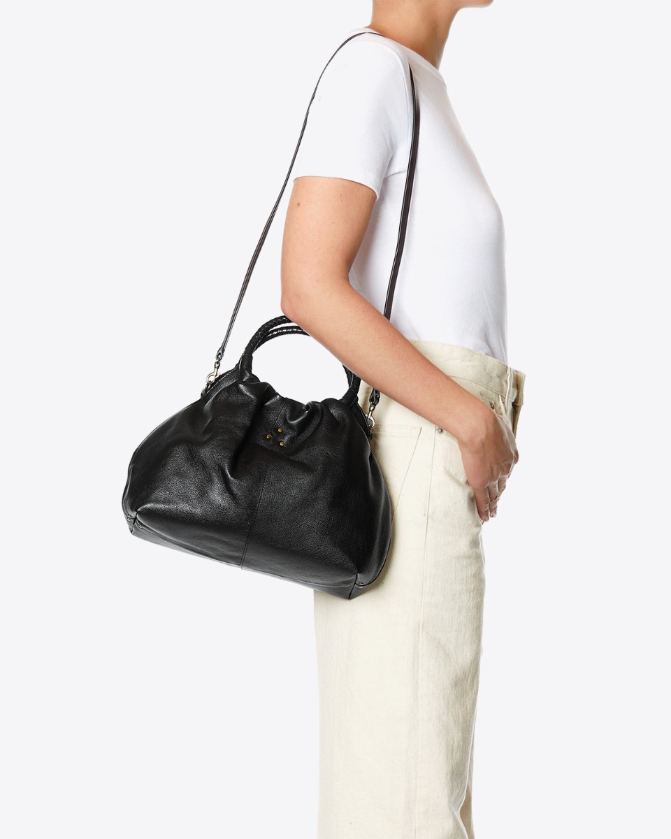 Sac Gordi M Jérôme Dreyfuss en cuir de buffle noir Brass porté à l'épaule.