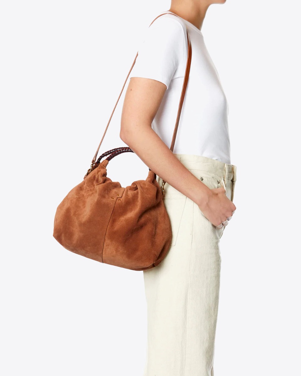 Sac Gordi M Jérôme Dreyfuss en cuir suédé caramel porté à l'épaule.