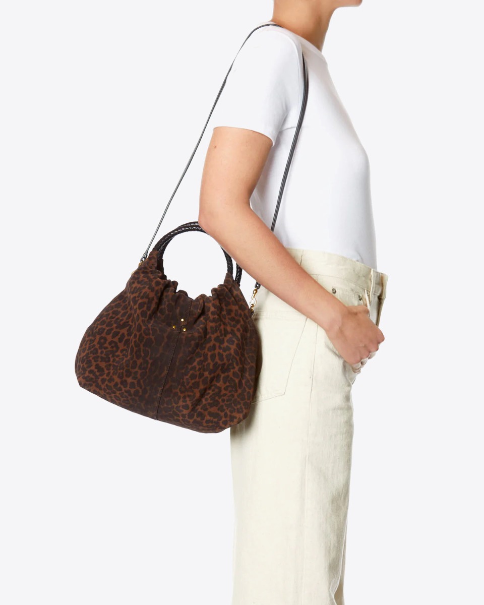 Sac bourse Gordi M Jérôme Dreyfuss en cuir suédé léopard porté à l'épaule.