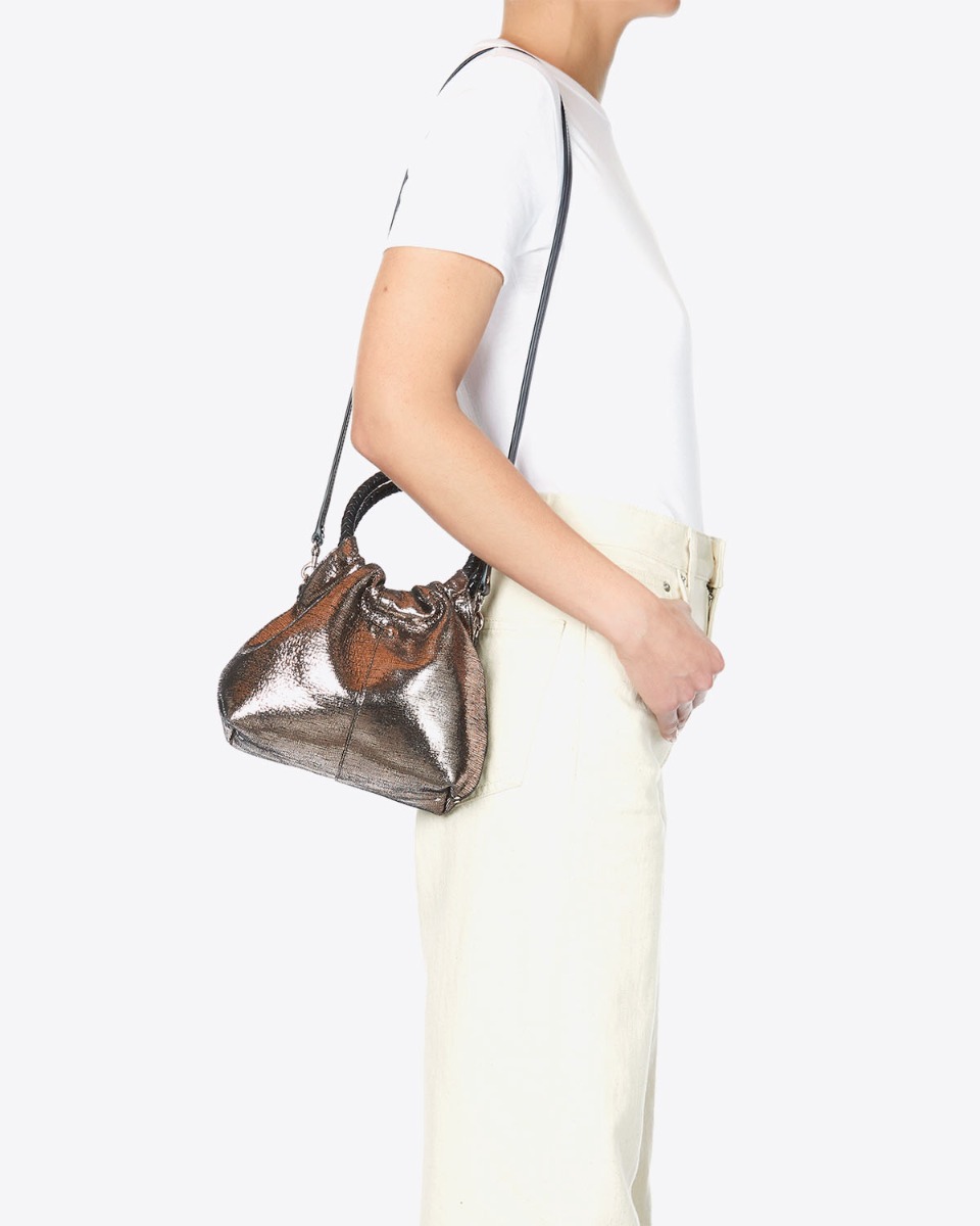 Sac bourse Gordi S en cuir lamé champagne Jérôme Dreyfuss porté à l'épaule.