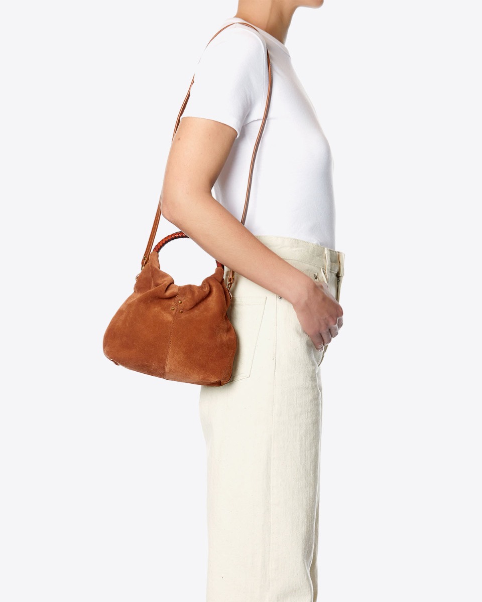 Sac Gordi S Jérôme Dreyfuss en cuir suédé caramel porté à l'épaule. 