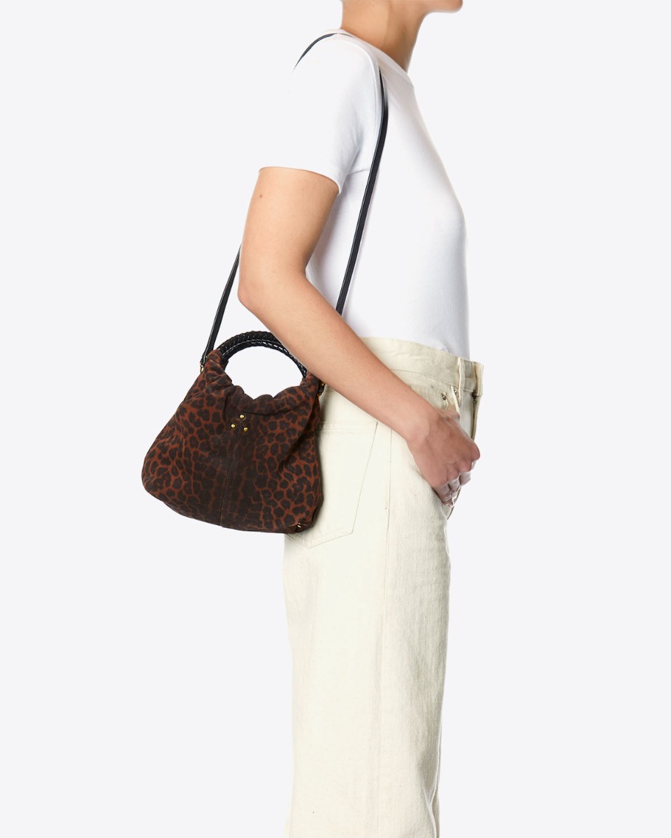 Sac Gordi S en cuir suédé léopard naturel Jérôme Dreyfuss porté à l'épaule.