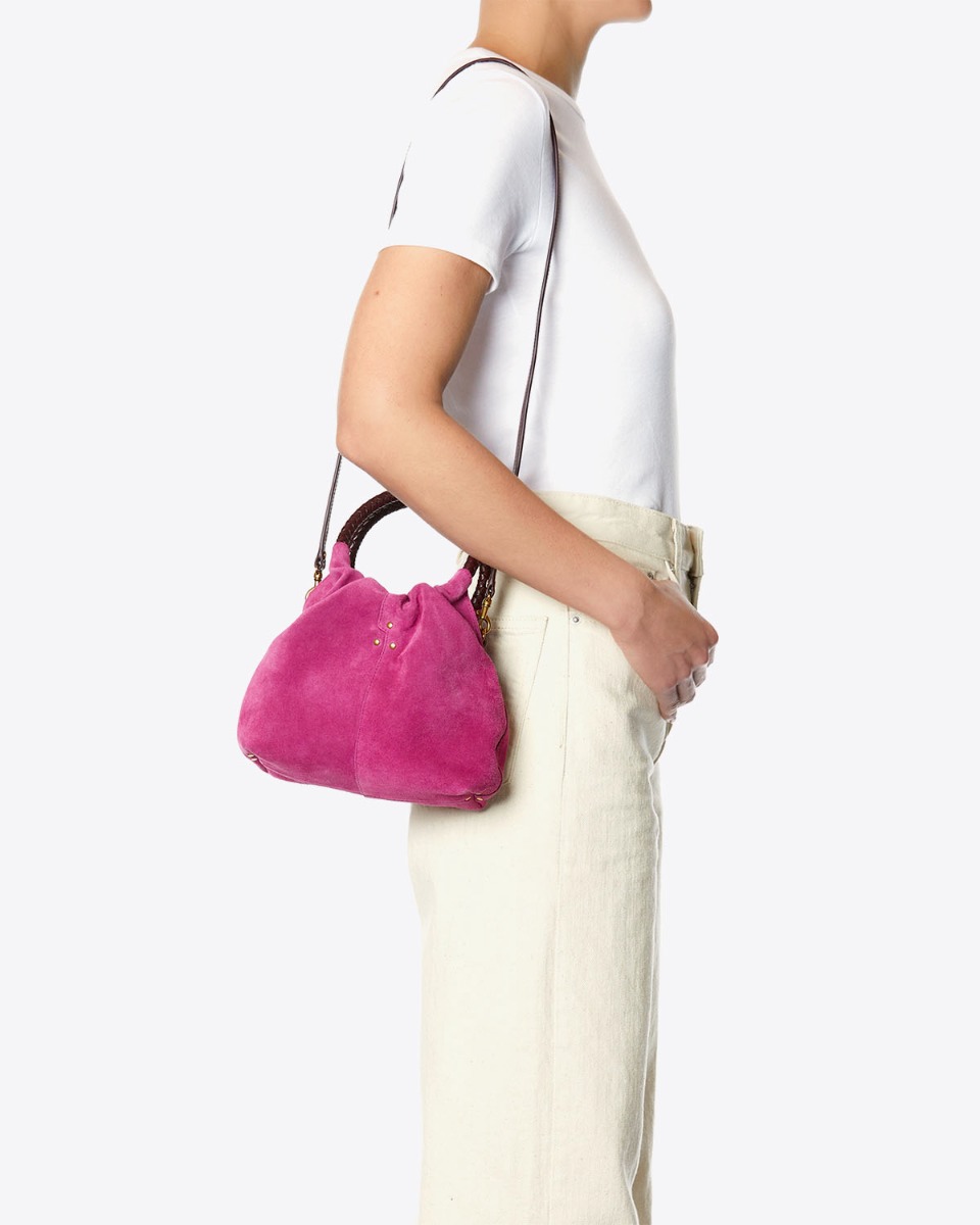 Sac bourse Gordi S Jérôme Dreyfuss en cuir suédé rose orchidée porté à l'épaule.
