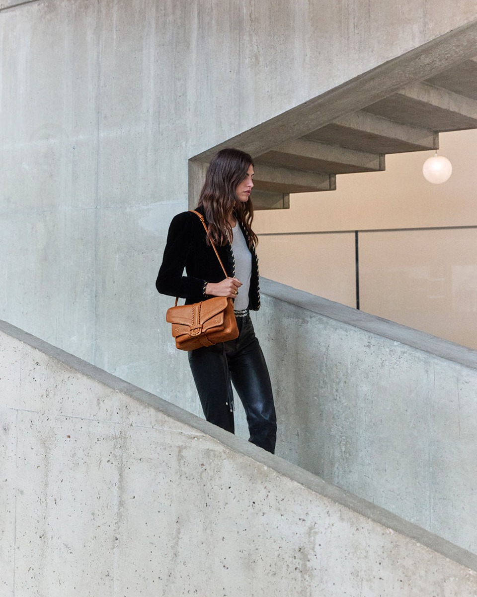 Sac bandouli&egrave;re Harry M J&eacute;r&ocirc;me Dreyfuss en cuir camel, port&eacute; &agrave; l'&eacute;paule.