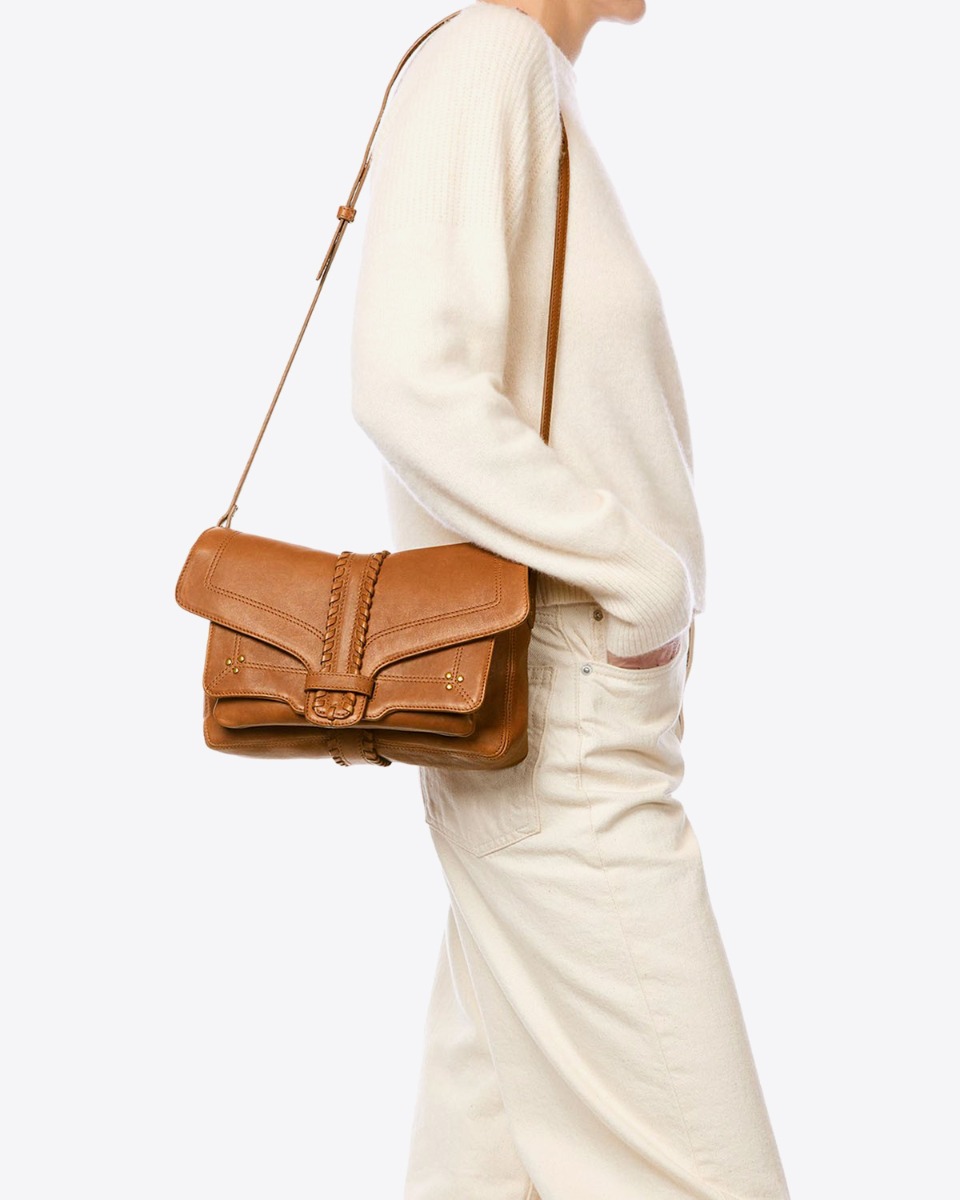 Sac bandouli&egrave;re Harry M J&eacute;r&ocirc;me Dreyfuss en cuir camel, port&eacute; de profil.