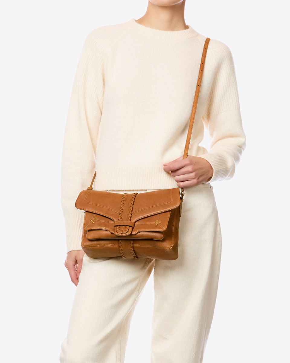 Sac bandouli&egrave;re Harry M J&eacute;r&ocirc;me Dreyfuss en cuir camel, port&eacute; crois&eacute;.
