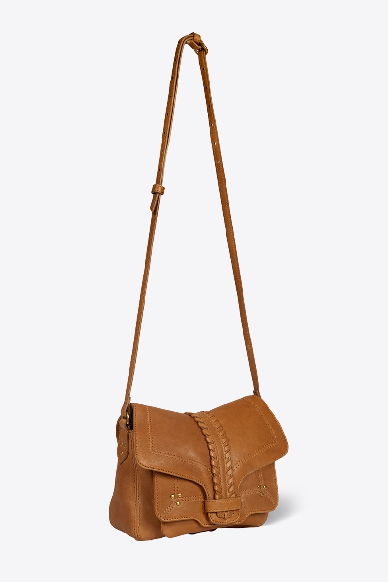 Sac Harry S J&eacute;r&ocirc;me Dreyfuss en cuir camel. Vue de profil avec la bandouli&egrave;re longue.