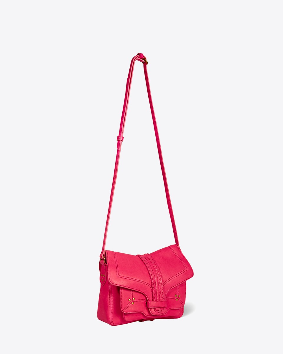 Sac Harry S Jérôme Dreyfuss en cuir d'agneau Jacinthe. Détail de la bandoulière longue en cuir. 