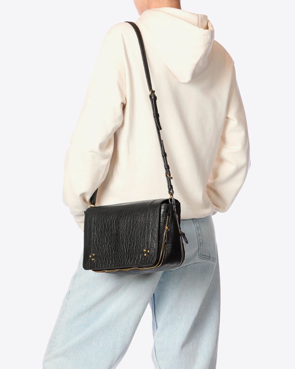 Sac Igor Jérôme Dreyfuss en cuir bubble noir porté à l'épaule de dos.