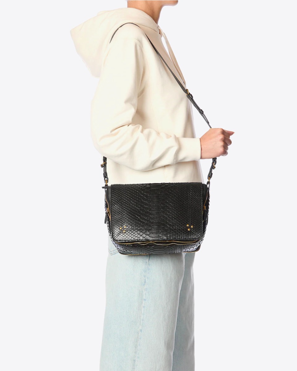 Sac Igor Jérôme Dreyfuss en python noir porté à l'épaule.