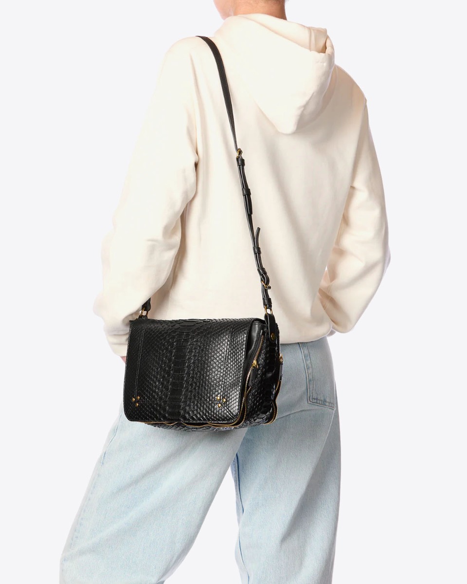 Sac Igor Jérôme Dreyfuss en python noir porté à l'épaule de dos.