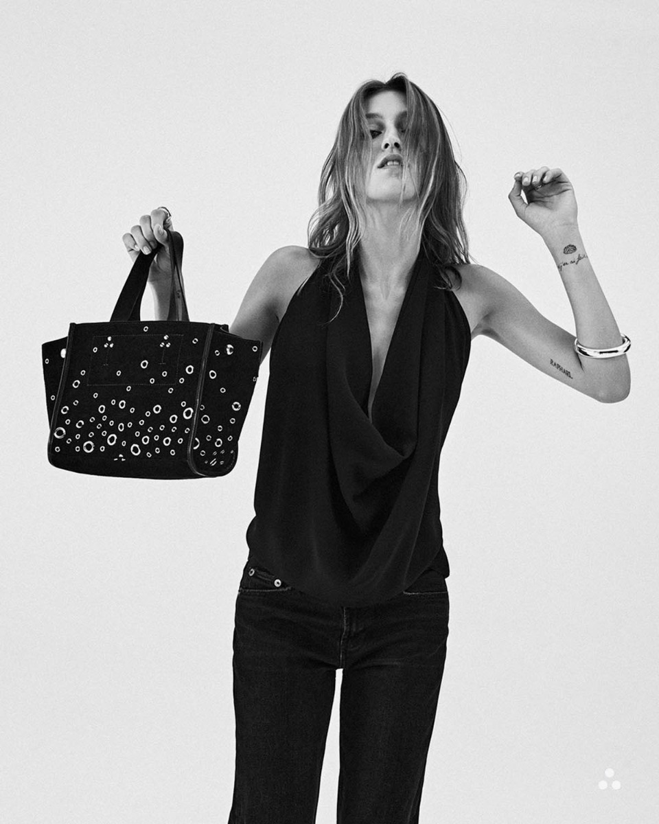 Sac mini-cabas L&eacute;on S J&eacute;r&ocirc;me Dreyfuss en cuir su&eacute;d&eacute; noir avec des incrustations d'oeillets en m&eacute;tal argent&eacute;. Photo noir et blanc.