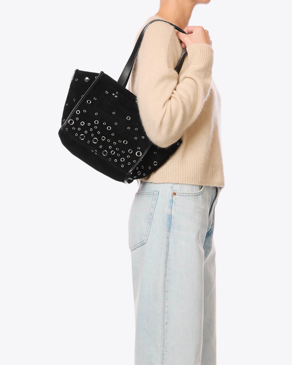 Sac cabas L&eacute;on S J&eacute;r&ocirc;me Dreyfuss en cuir su&eacute;d&eacute; noir avec des incrustations d'oeillets en m&eacute;tal argent&eacute;, port&eacute; de profil &agrave; l'&eacute;paule.