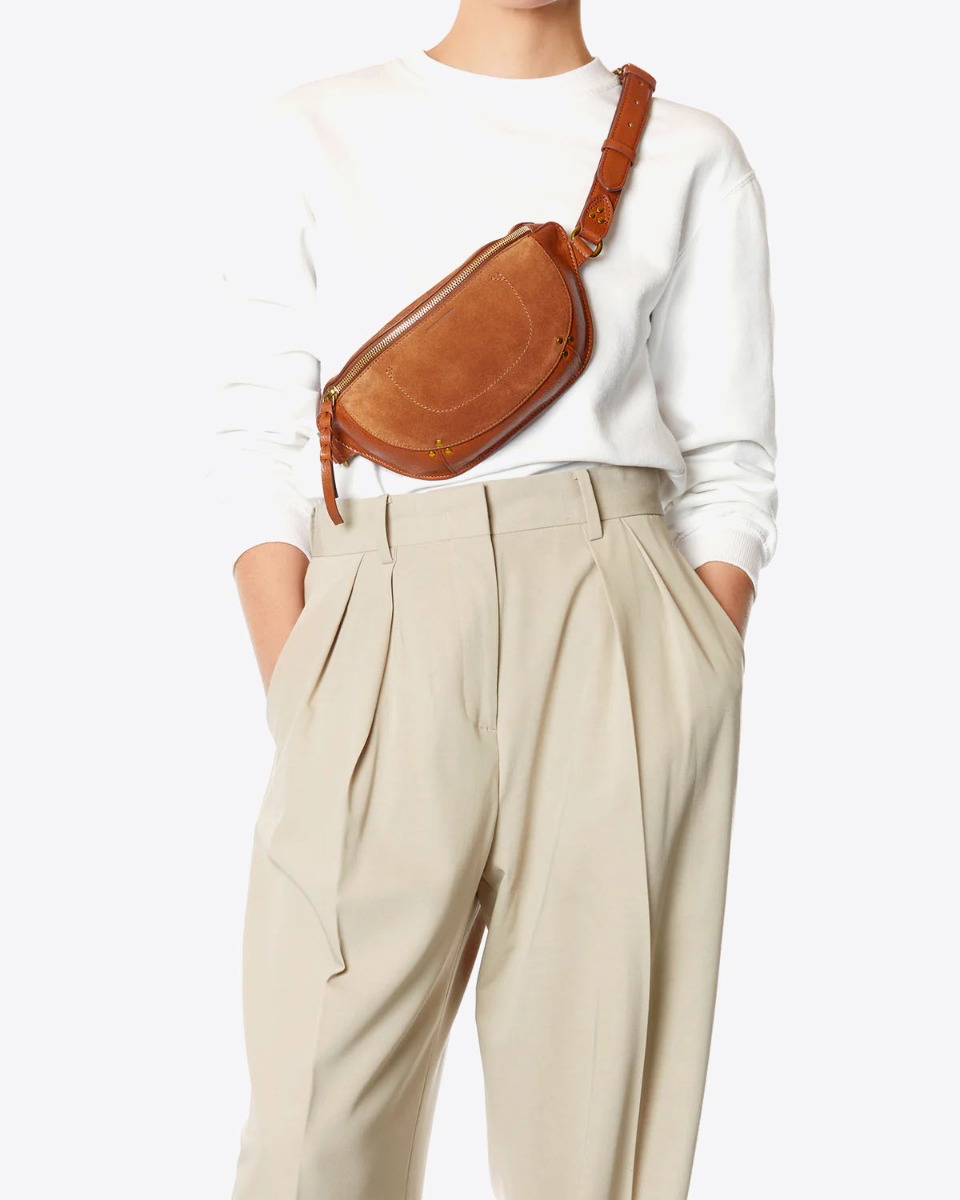 Sac banane Lino Jérôme Dreyfuss en cuir suédé caramel porté crossbody.