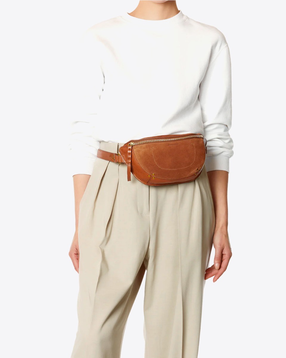 Sac banane Lino Jérôme Dreyfuss en cuir suédé caramel porté à la taille.