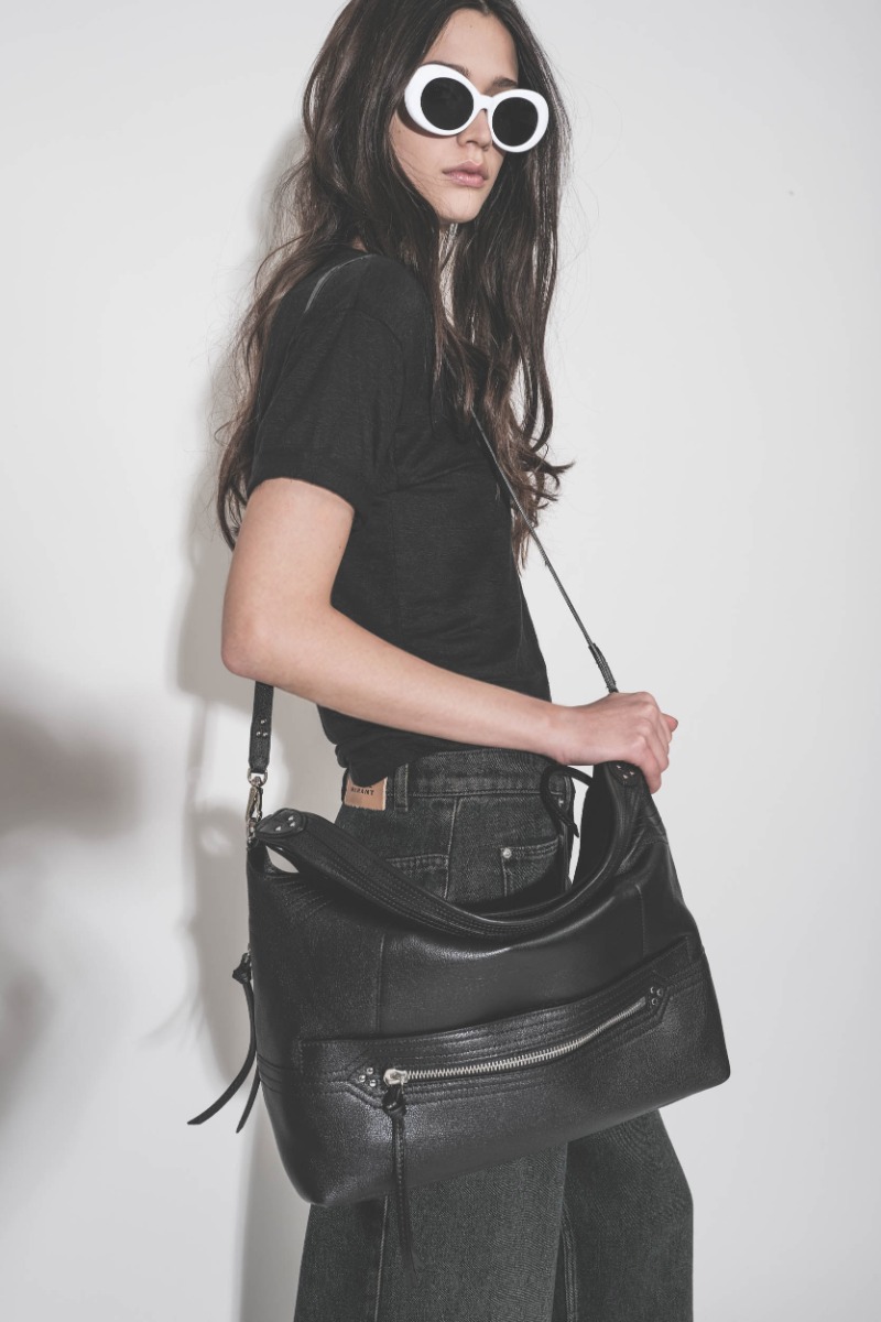 Sac Lucky Hobo Large J&eacute;r&ocirc;me Dreyfuss en cuir de buffle noir finition argent&eacute;s, port&eacute; sur l'&eacute;paule de profil.