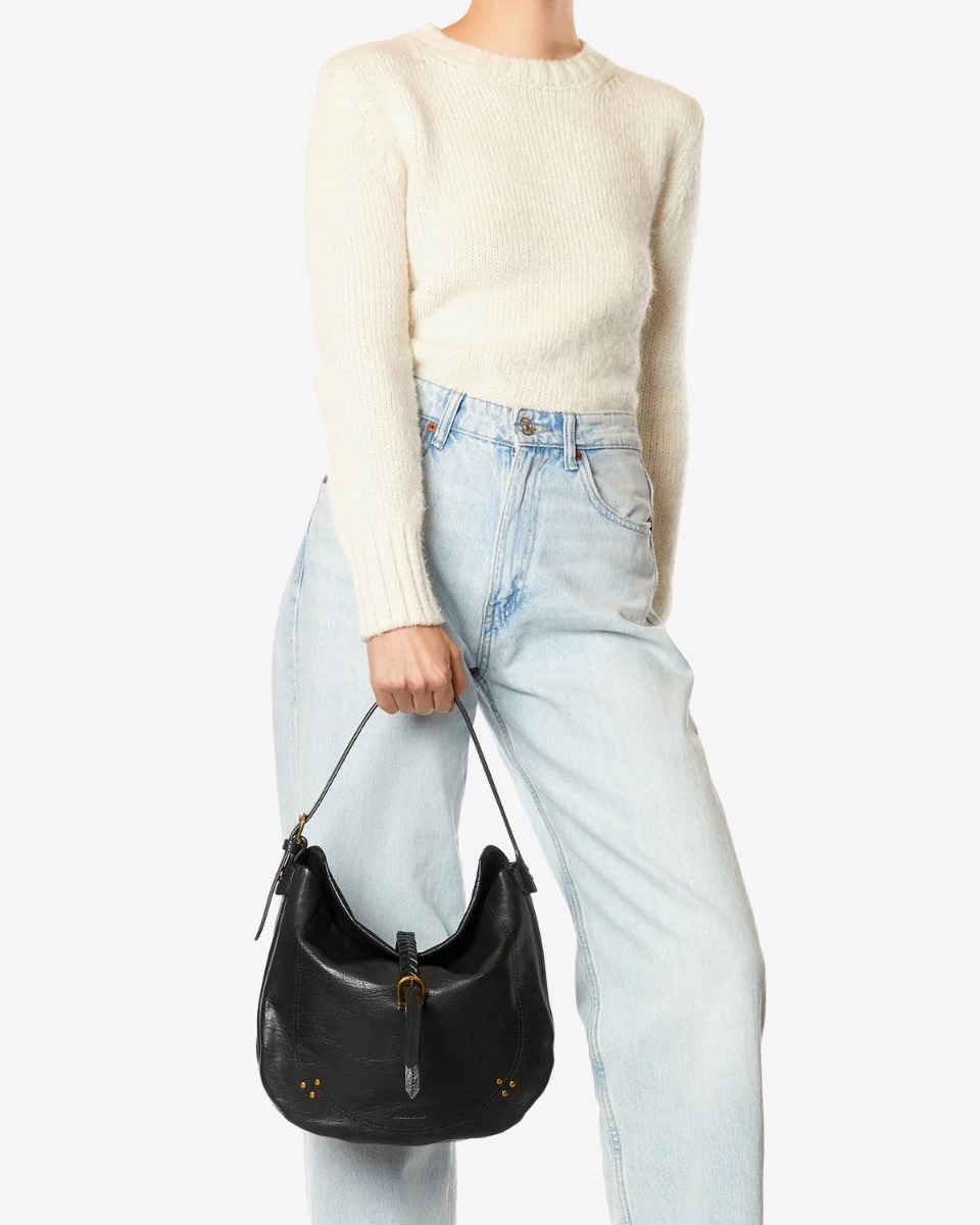 Sac besace Luis Jérôme Dreyfuss en cuir de chèvre noir grainé porté  main.