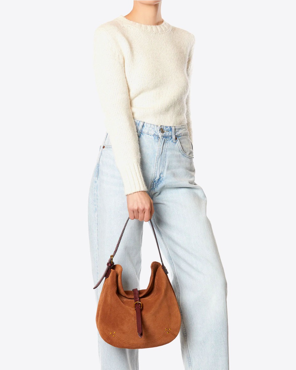 Sac besace Luis Jérôme Dreyfuss en cuir suédé caramel porté main.