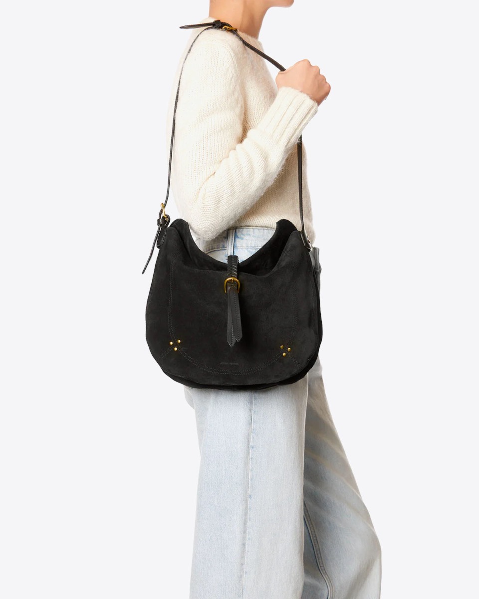 Sac besace Luis Jérôme Dreyfuss en cuir suédé noir porté à l'épaule.