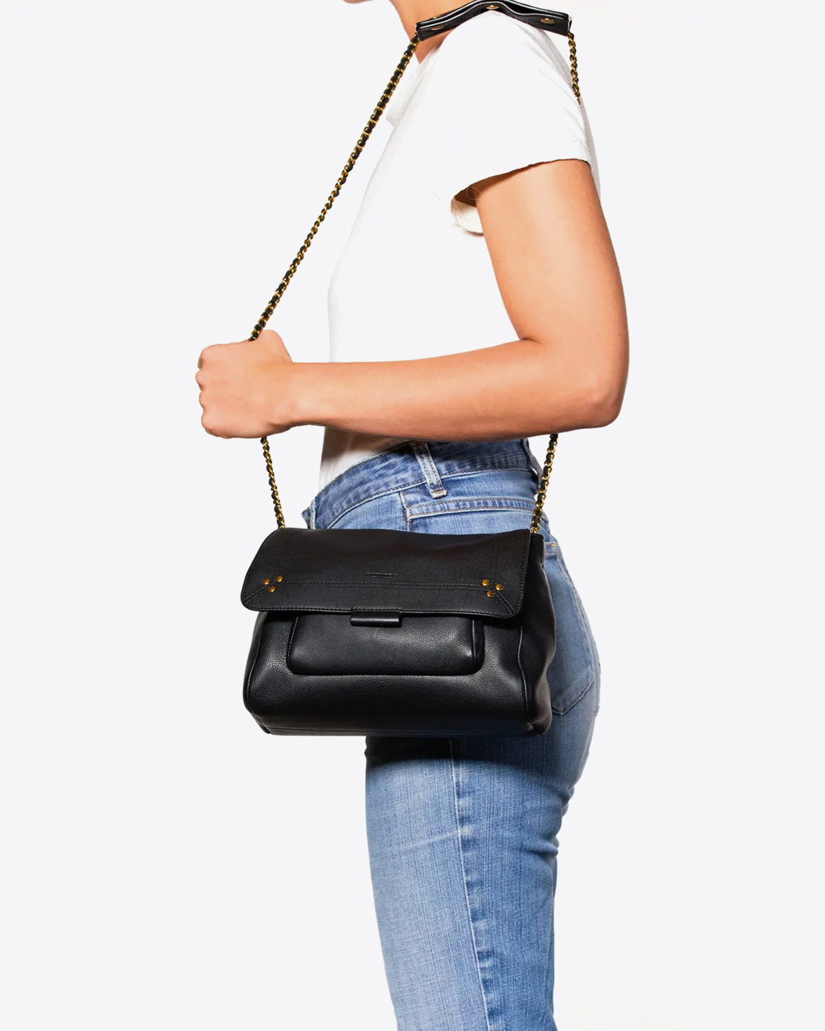 Sac Lulu M Jérôme Dreyfuss en cuir de veau noir. Vue porté épaule. 
