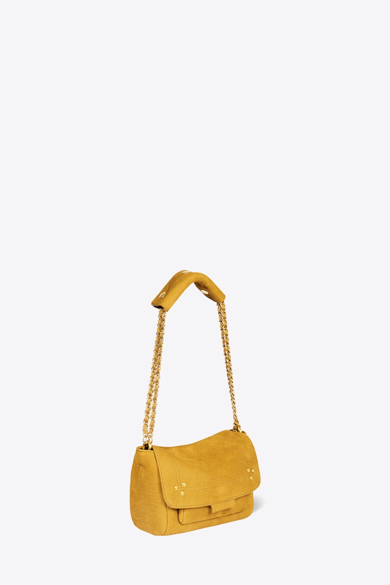 Sac Lulu S Jérôme Dreyfuss en cuir de taurillon imprimé croco moutarde. Vue de profil avec la bandoulière courte. 