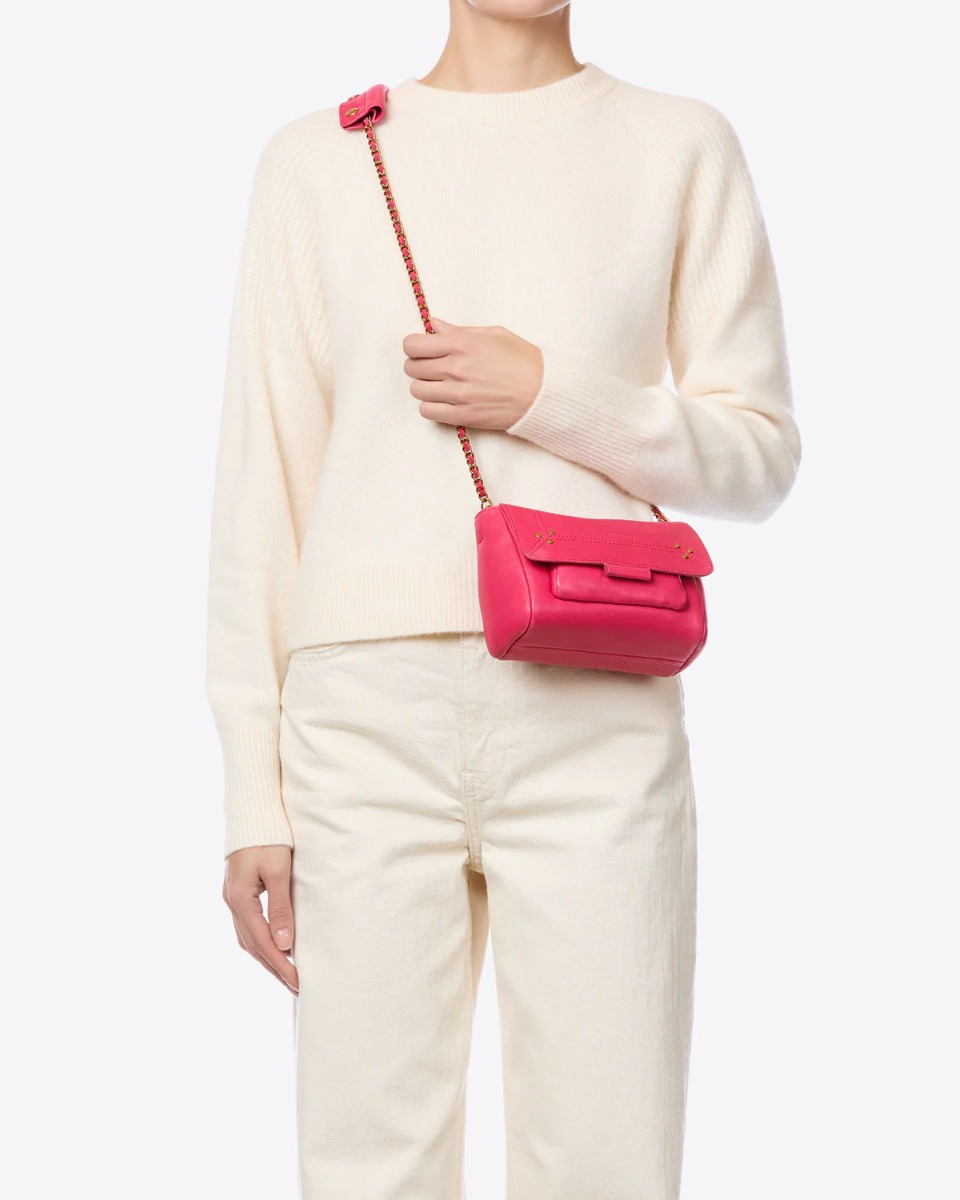 Sac Lulu S J&eacute;r&ocirc;me Dreyfuss en cuir rose Jacinthe, port&eacute; crois&eacute;.