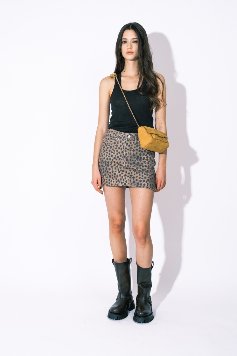 Sac Lulu S Jérôme Dreyfuss en cuir de taurillon imprimé croco moutarde, porté crossbody avec la longue bandoulière.