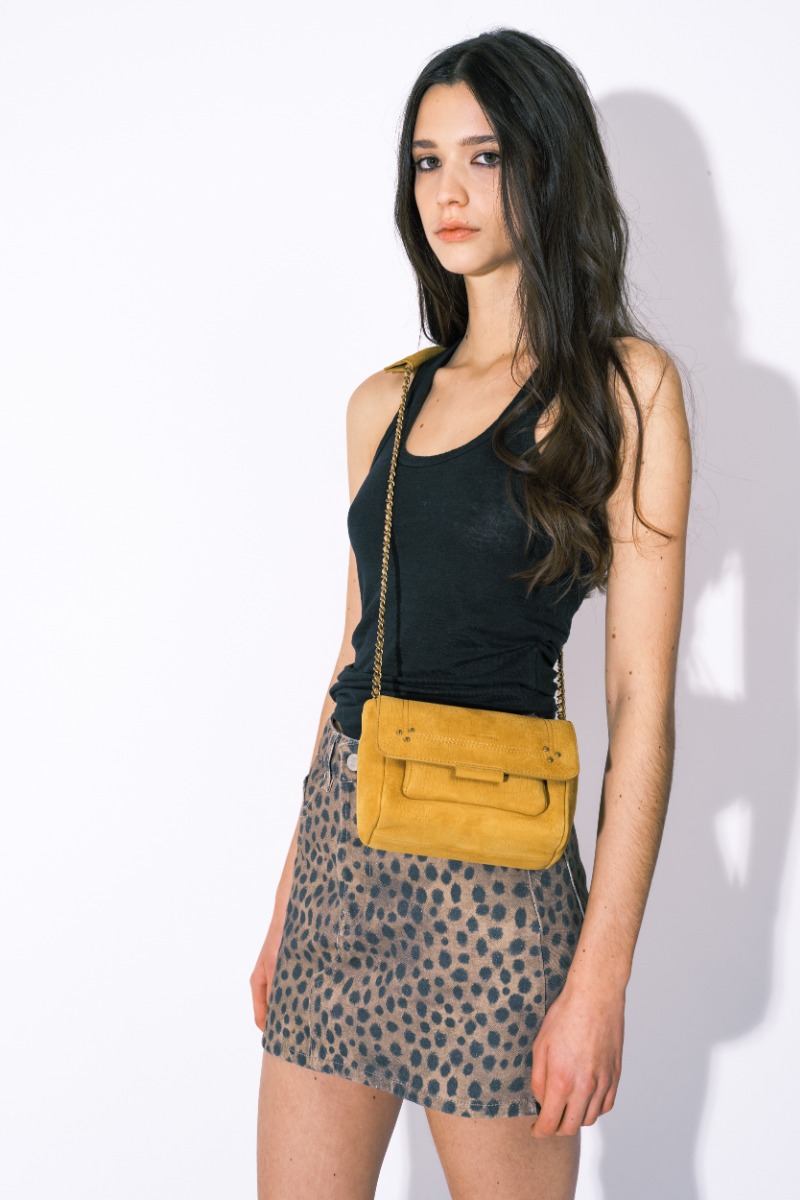 Sac Lulu S Jérôme Dreyfuss en cuir de taurillon imprimé croco moutarde, porté de profil, crossbody, avec la longue bandoulière.