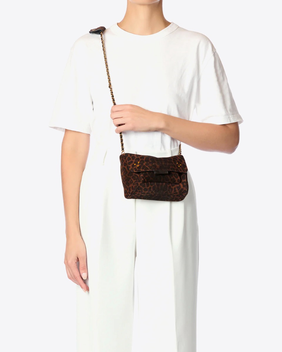 Sac Lulu S Jérôme Dreyfuss en cuir suédé léopard naturel porté croisé.