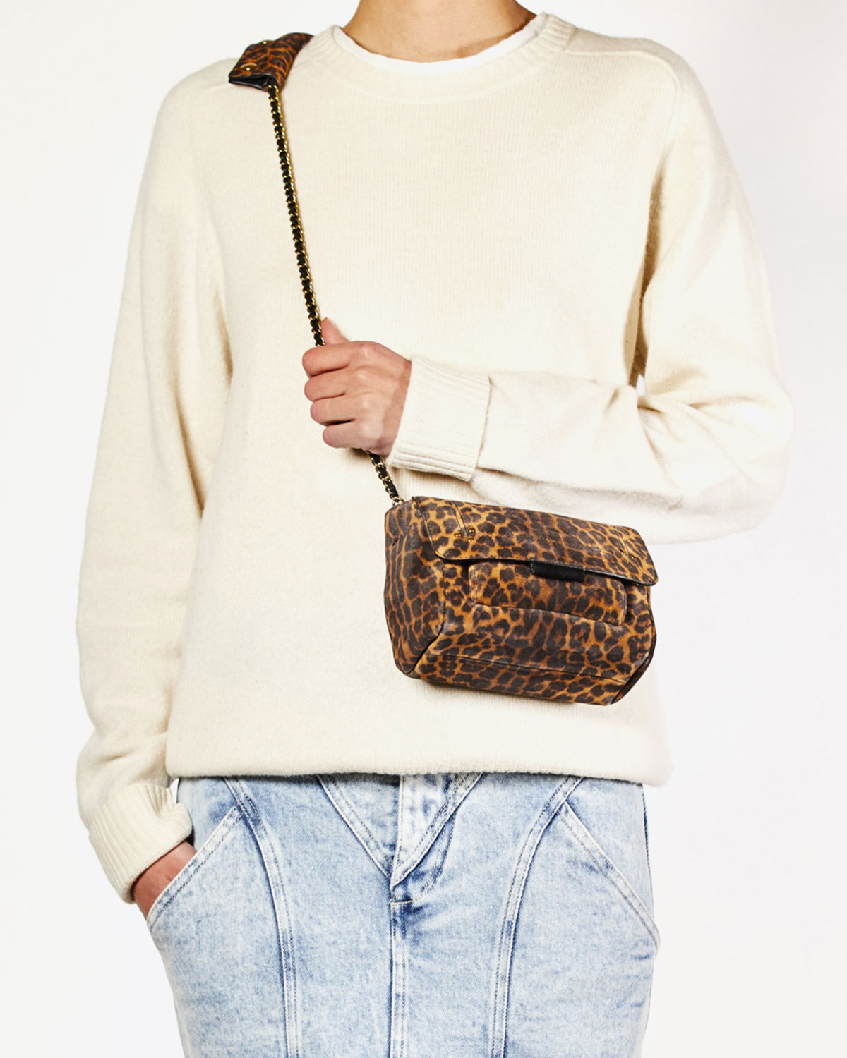 Sac Lulu S Jérôme Dreyfuss en cuir suédé imprimé léopard. Vue porté bandoulière 