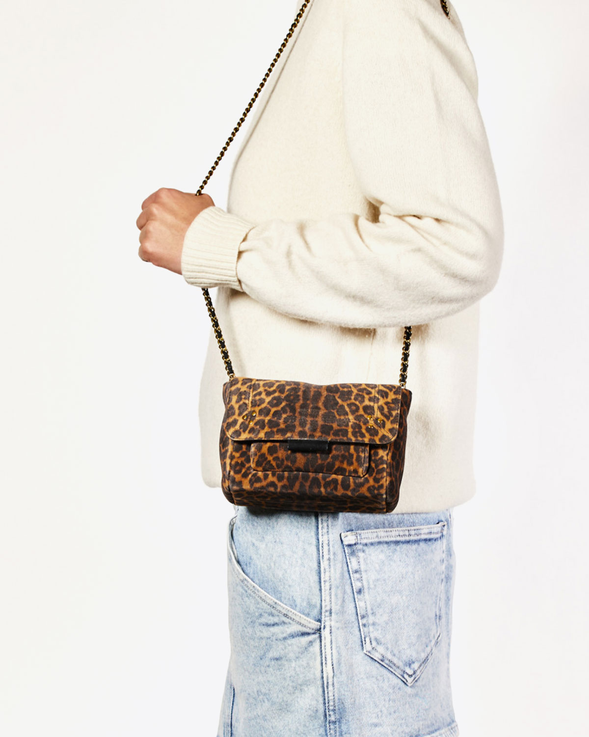 Sac Lulu S Jérôme Dreyfuss en cuir suédé imprimé léopard. Vue porté épaule 