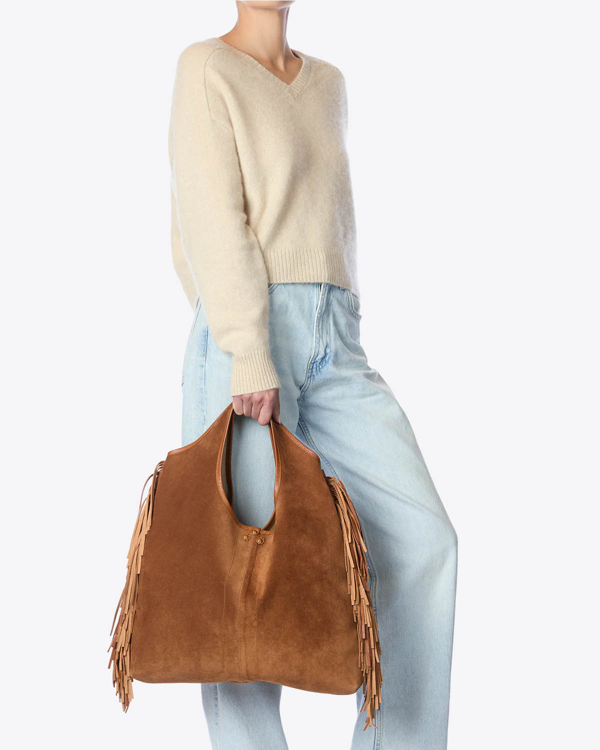 Sac à franges en cuir suédé Haenyeo Caramel Jérôme Dreyfuss. Capsule SS25. Vue porté main.