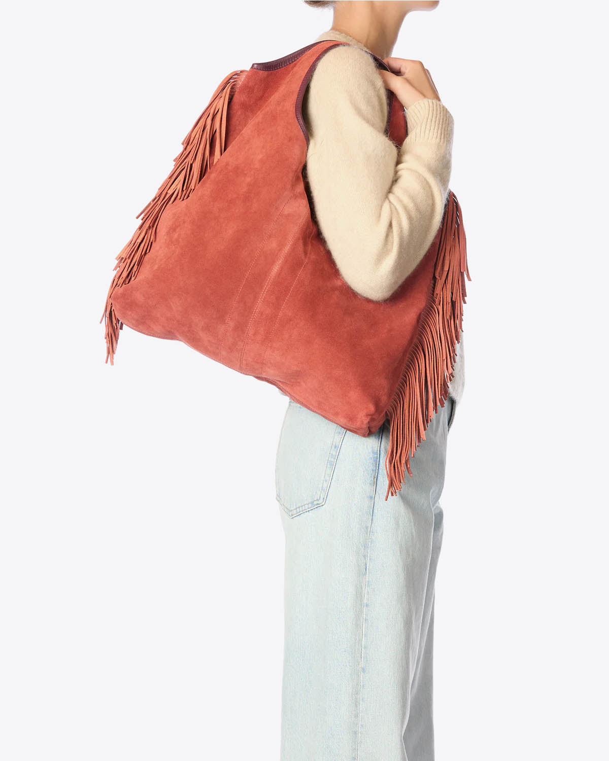 Sac à franges en cuir suédé Haenyeo Terracotta Jérôme Dreyfuss. Capsule SS25. Vue porté à l'épaule 