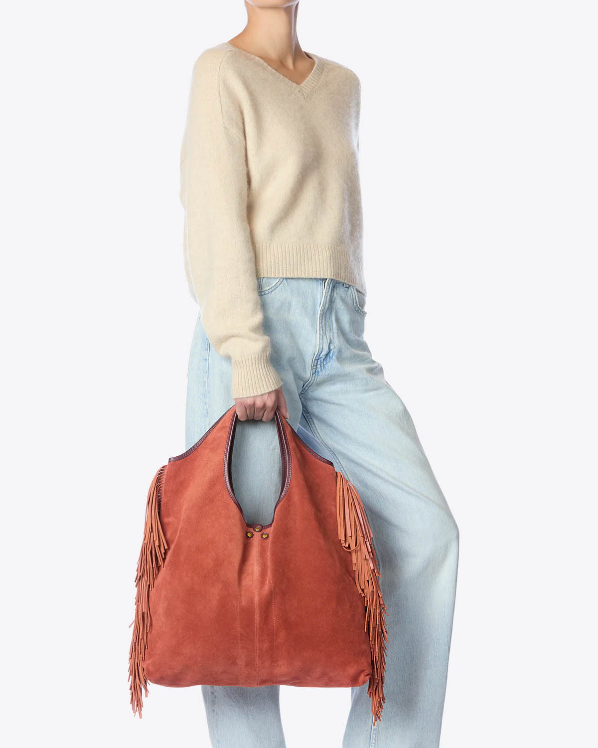 Produit Sac à franges en cuir suédé Haenyeo Terracotta Jérôme Dreyfuss. Capsule SS25.  Vue porté à la main. 