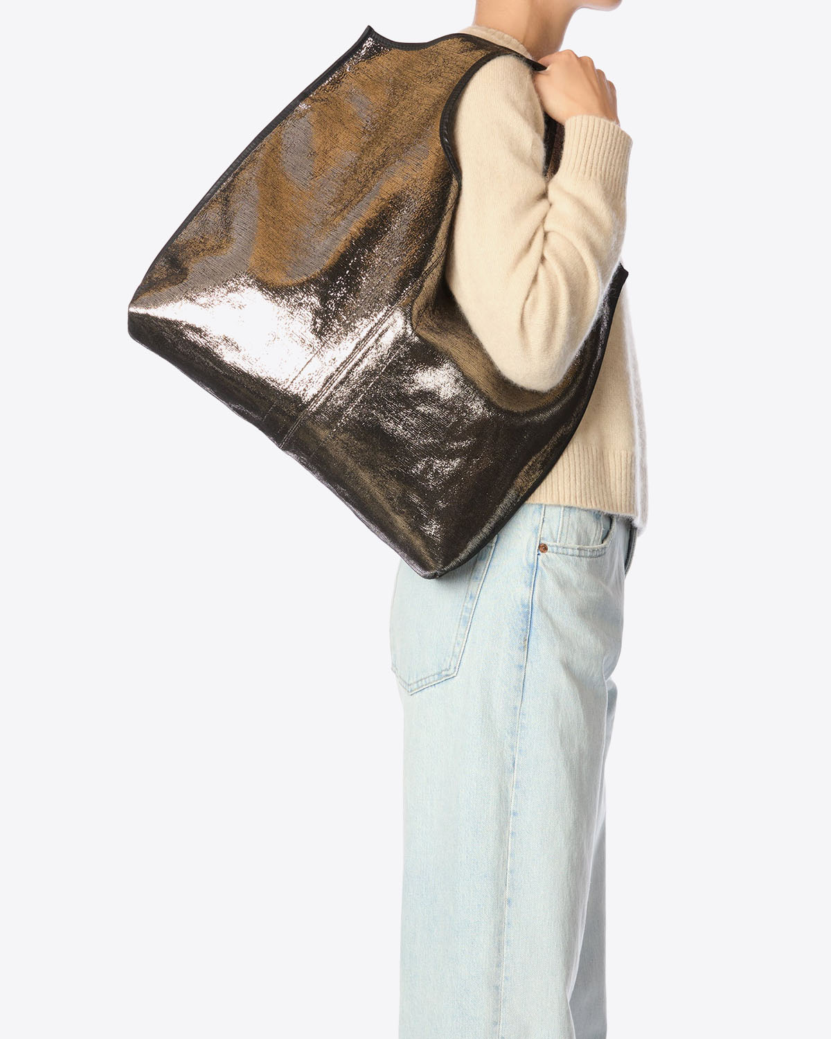 Sac Paco Jérôme Dreyfuss en cuir lamé champagne. Vue porté à l'épaule