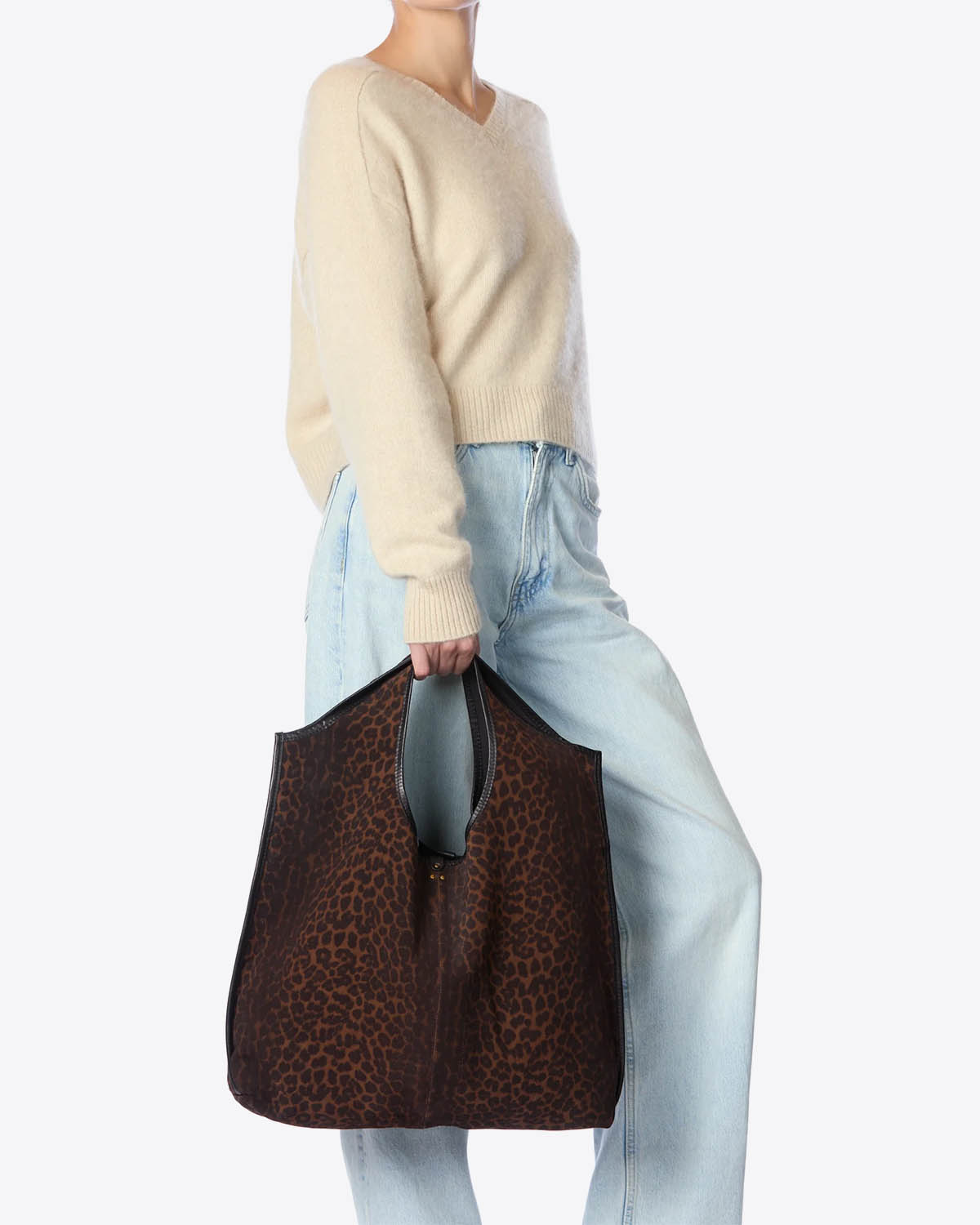 Sac Paco Jérôme Dreyfuss en cuir suédé imprimé léopard. Porté main. 