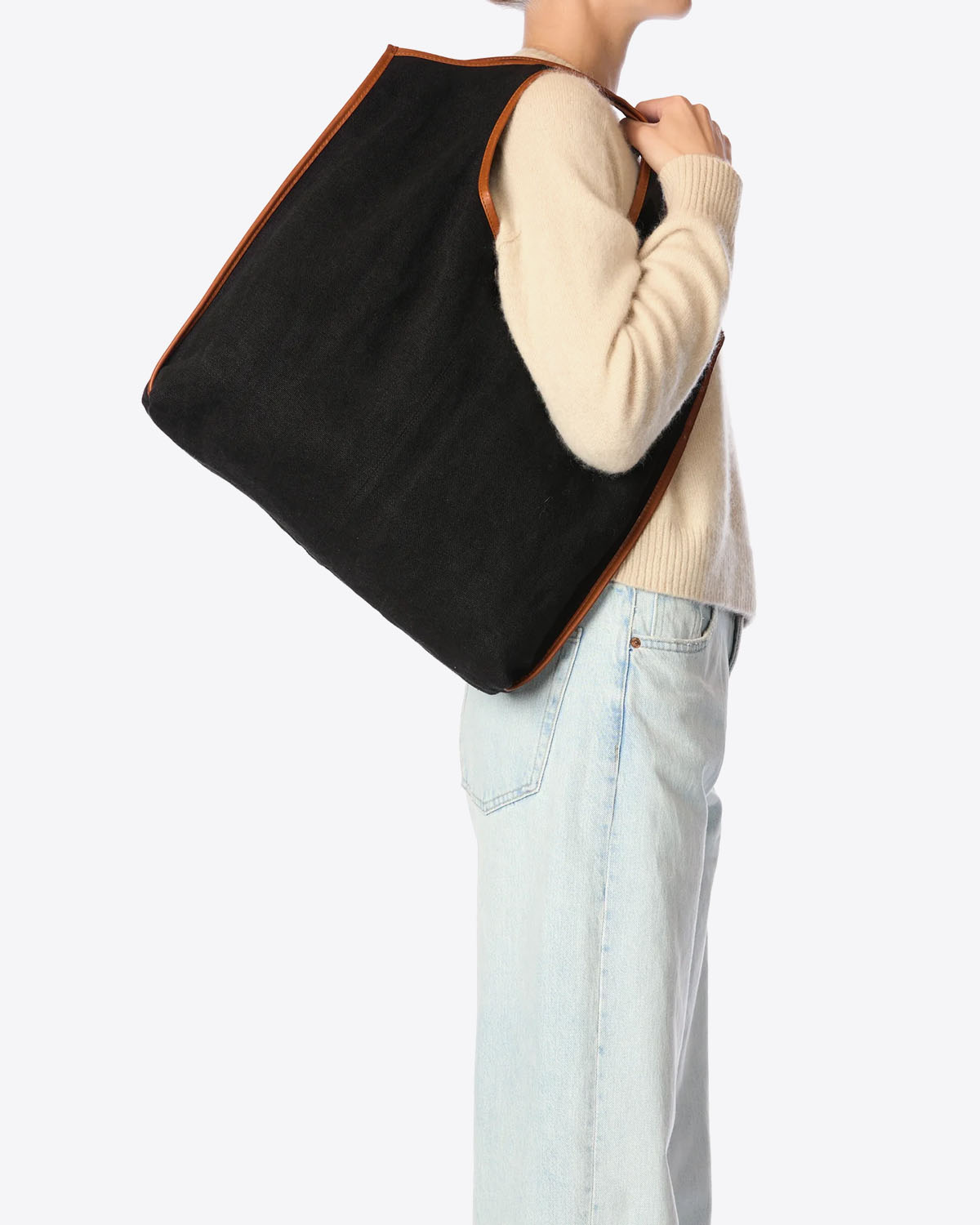 Sac cabas Paco Jérôme Dreyfuss en lin noir. Vue porté à l'épaule. 
