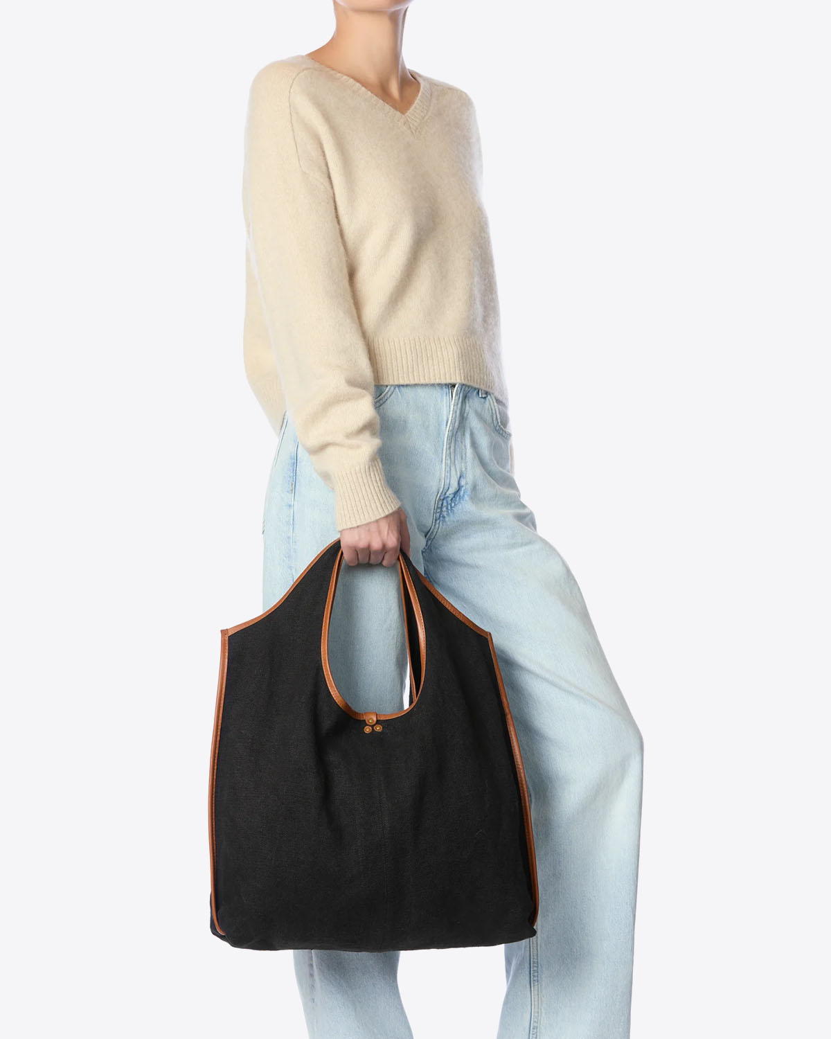 Sac cabas Paco Jérôme Dreyfuss en lin noir. Vue porté à la main.